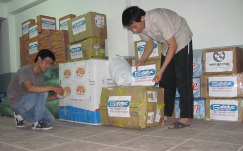 Hơn 3h sáng, phóng viên báo Giáo Dục Việt Nam đã thức dậy để chuẩn bị hàng hóa cho chuyến đi từ thiện.